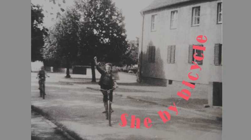 1960 - meine Mutter stolz auf ihrem ersten neuen Rad