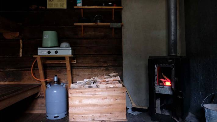 Stove-and-firewood-Kruuntupa-hut-finland
